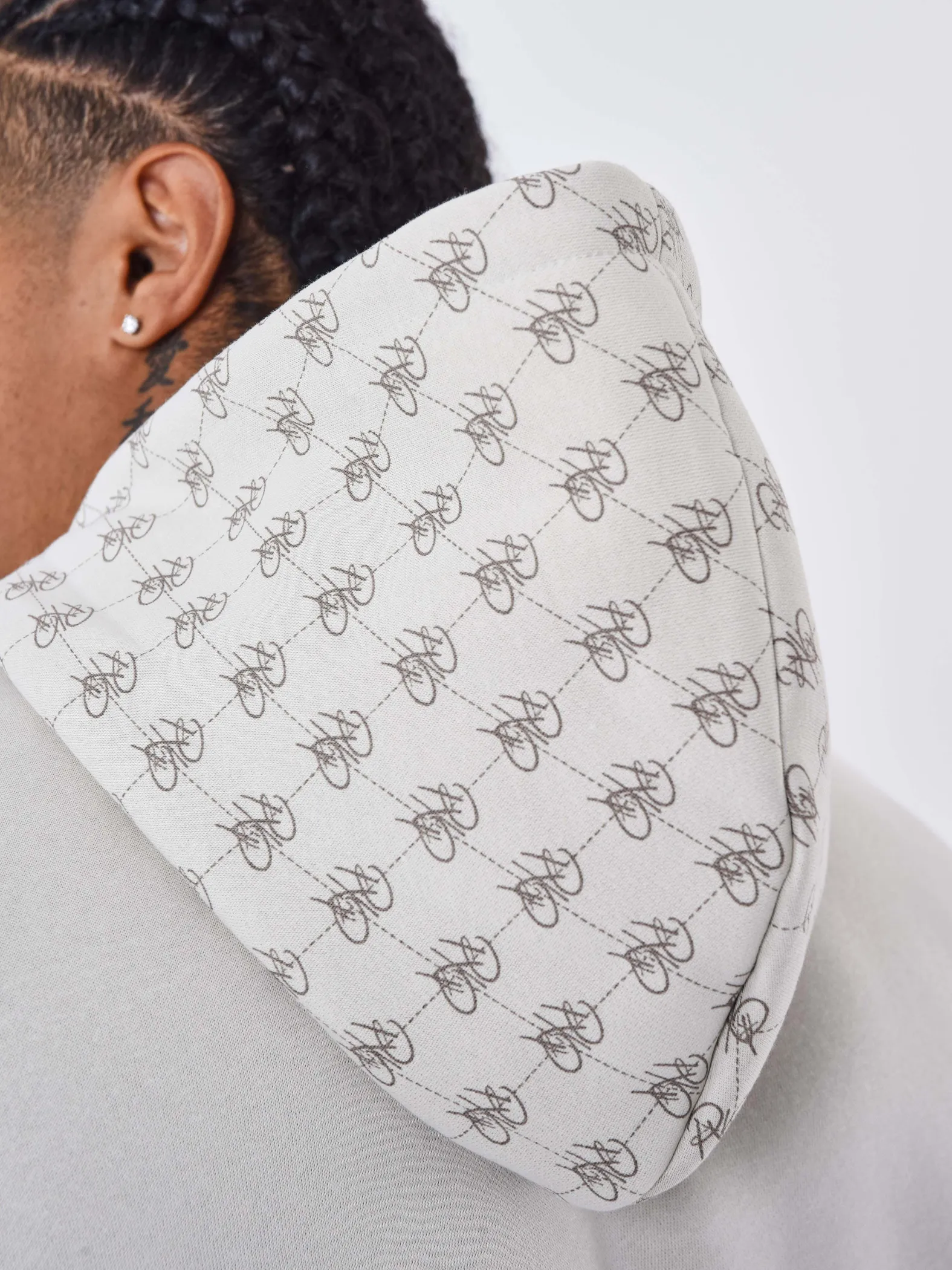 Sudadera con capucha y detalle de monograma