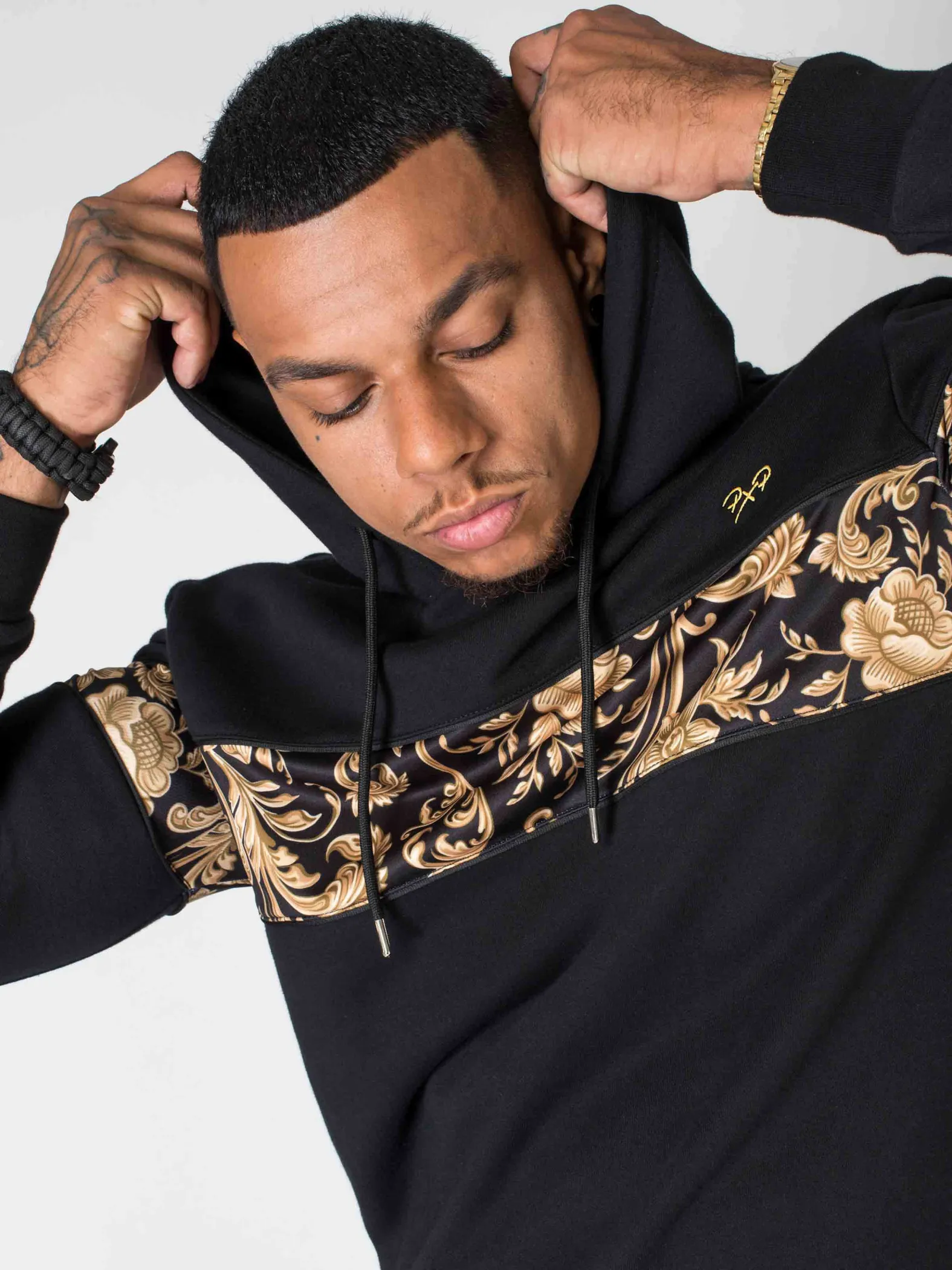 Sudadera con capucha y estampado barroco
