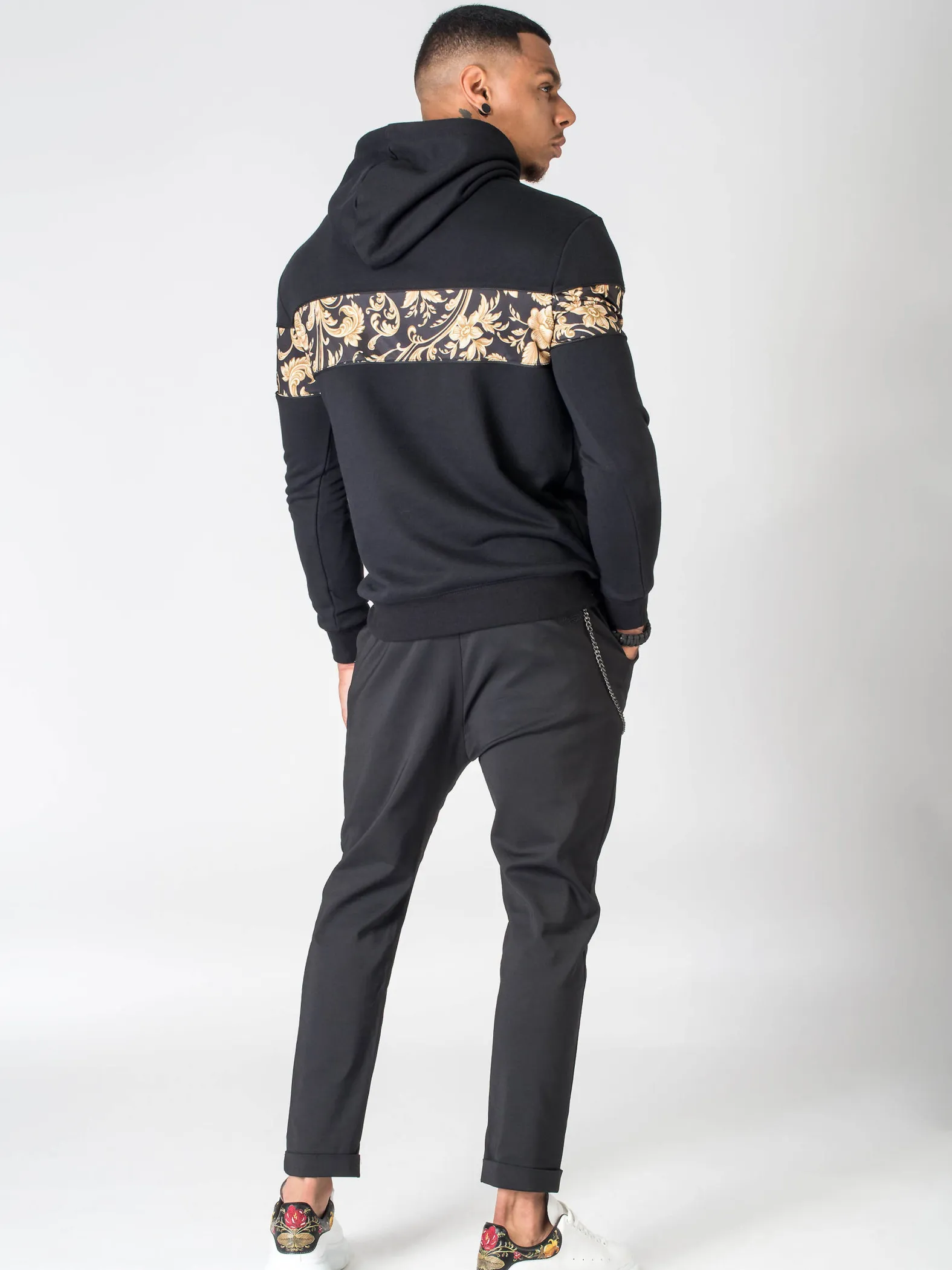 Sudadera con capucha y estampado barroco
