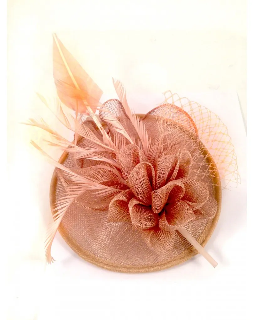 TOCADOS BEIGE OSCURO PARA BODAS Y EVENTOS CON FLORES Y PLUMAS, 