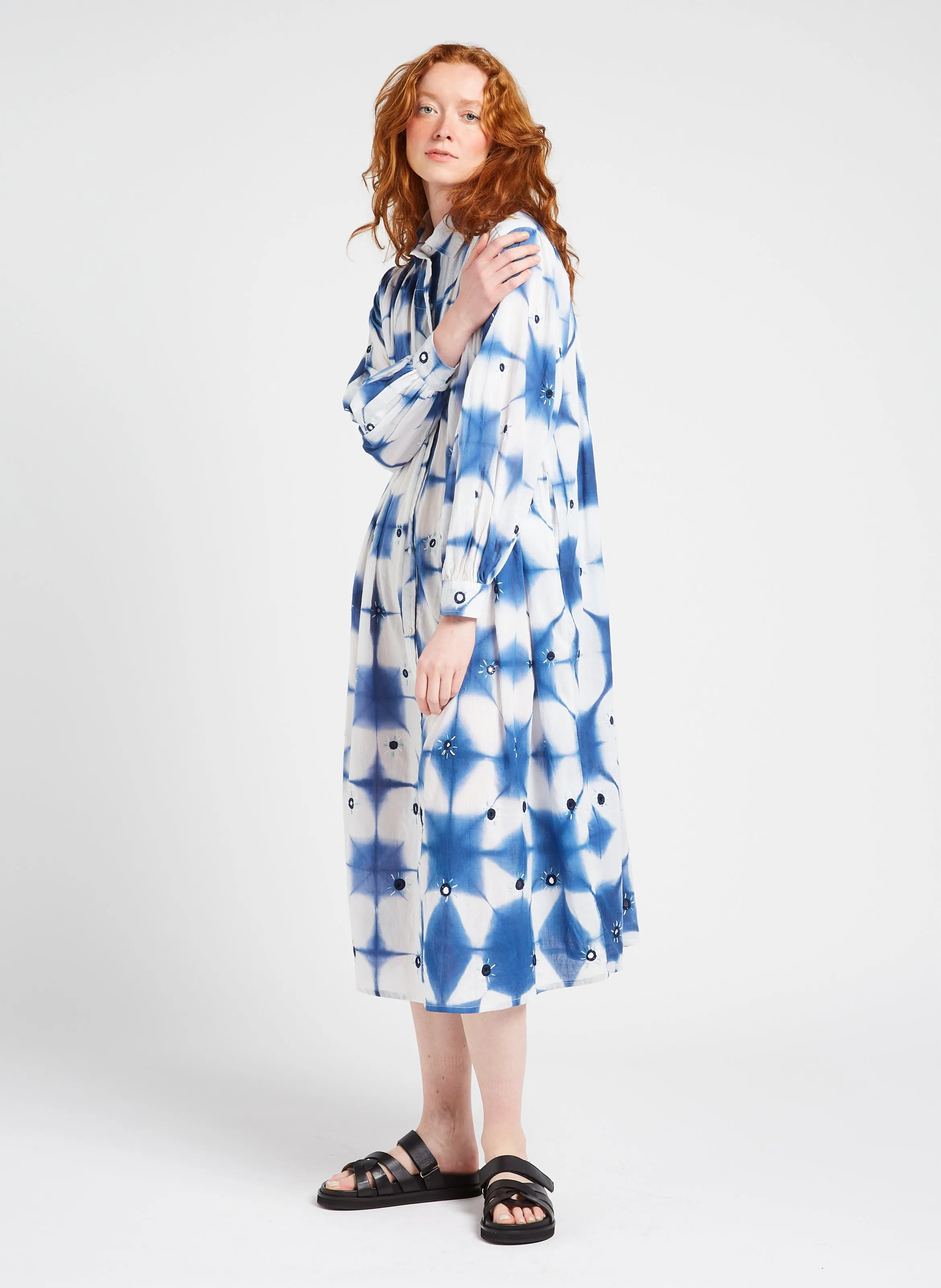 V DE VINSTER CRAMP - Vestido midi con cuello de camisa tie and dye de algodón en azul