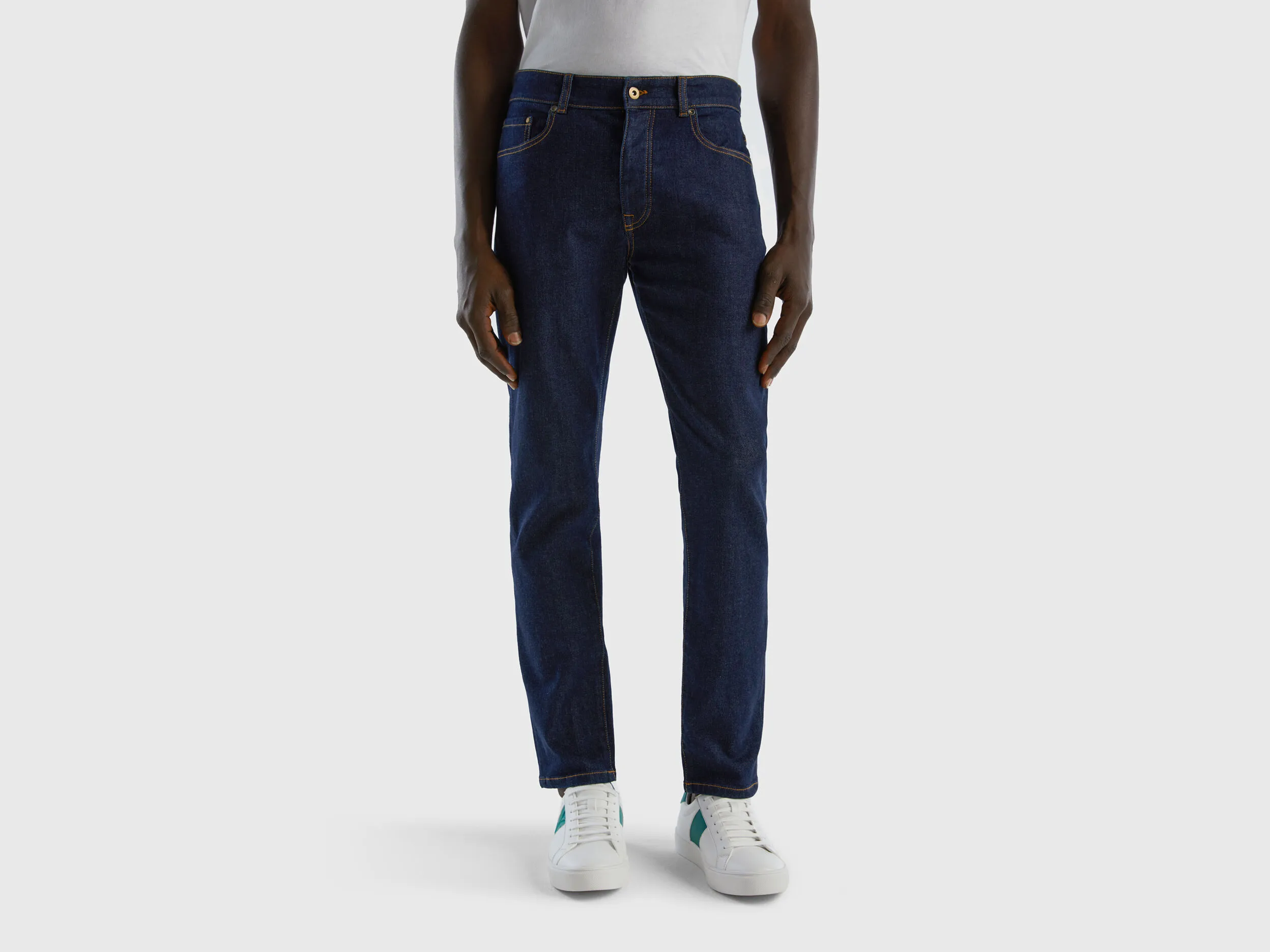 Vaqueros slim fit con cinco bolsillos