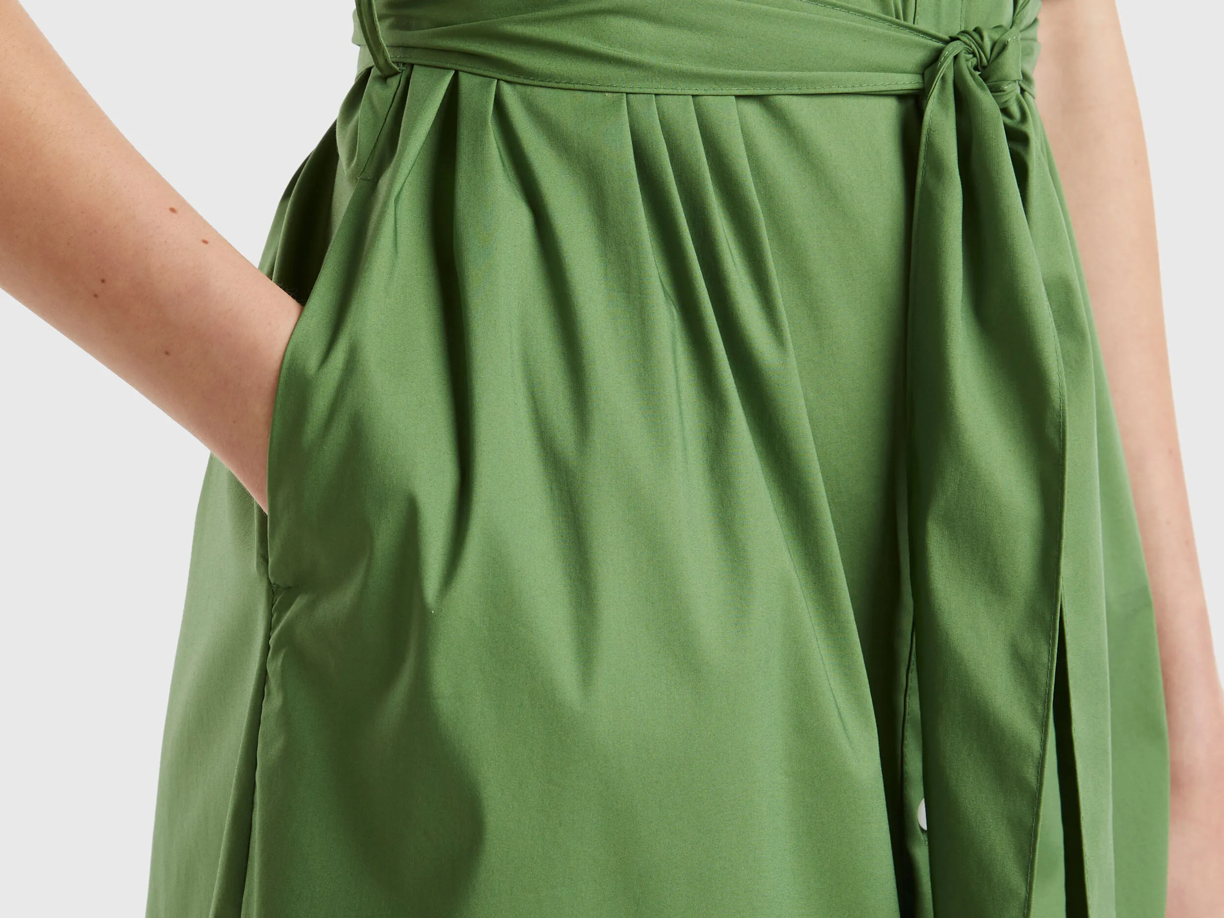 Vestido camisero midi con fajín