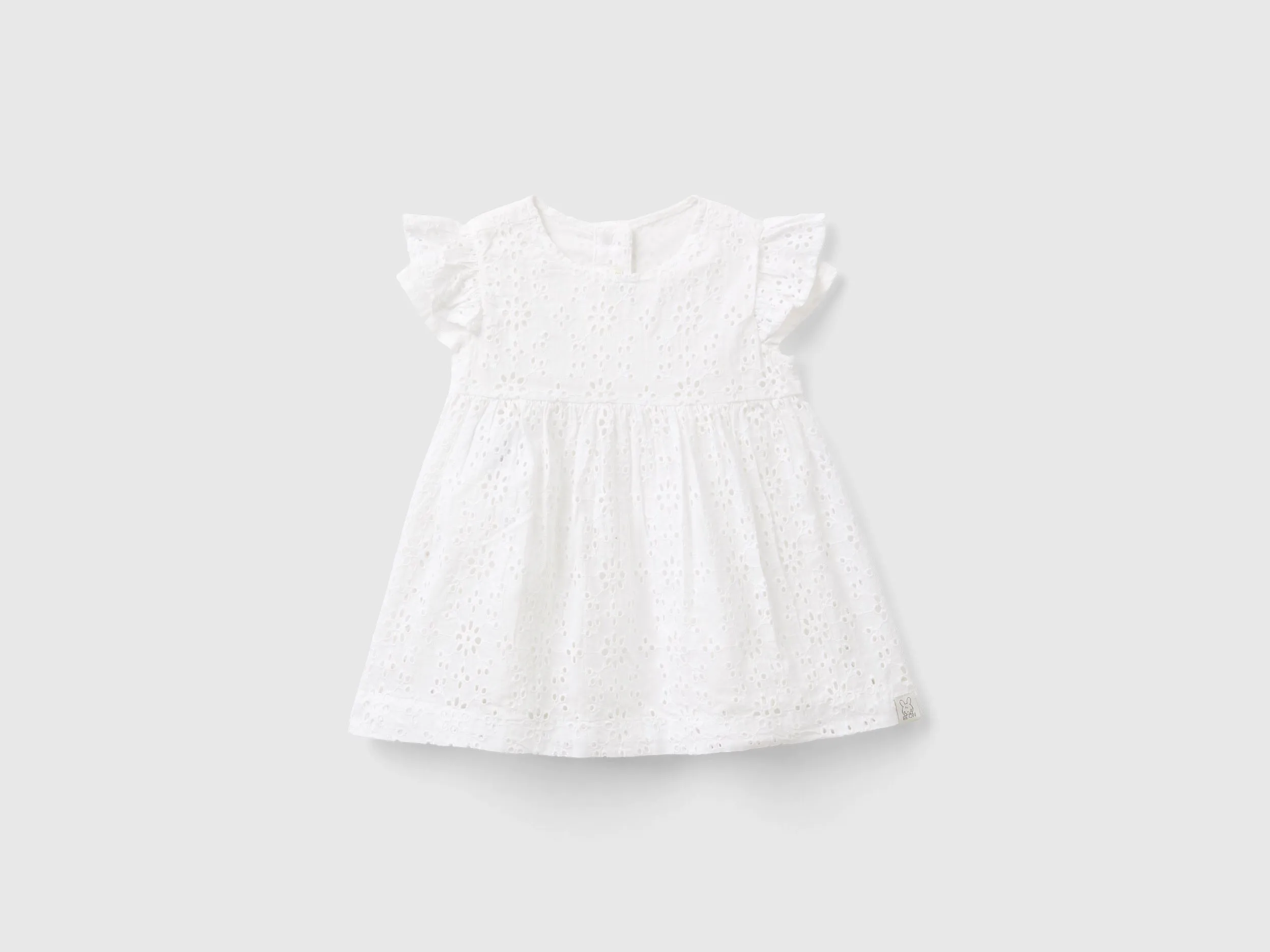 Vestido con bordados de encaje suizo