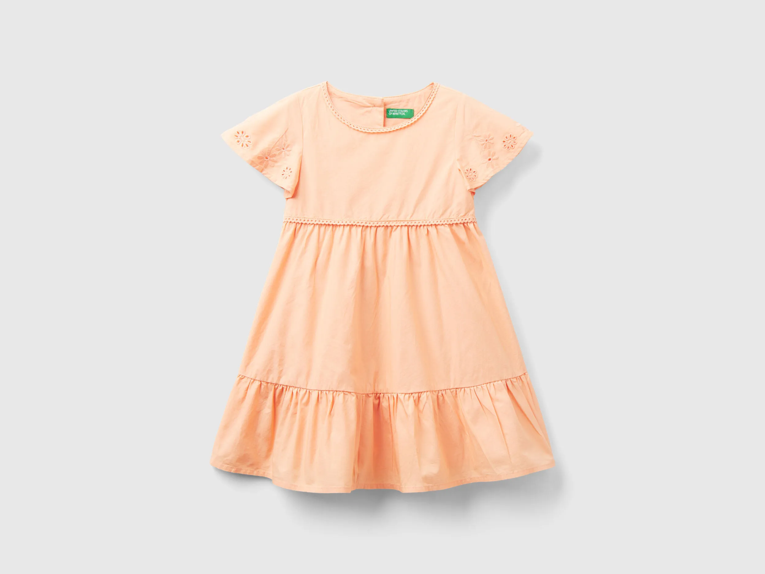 Vestido con bordados y volante