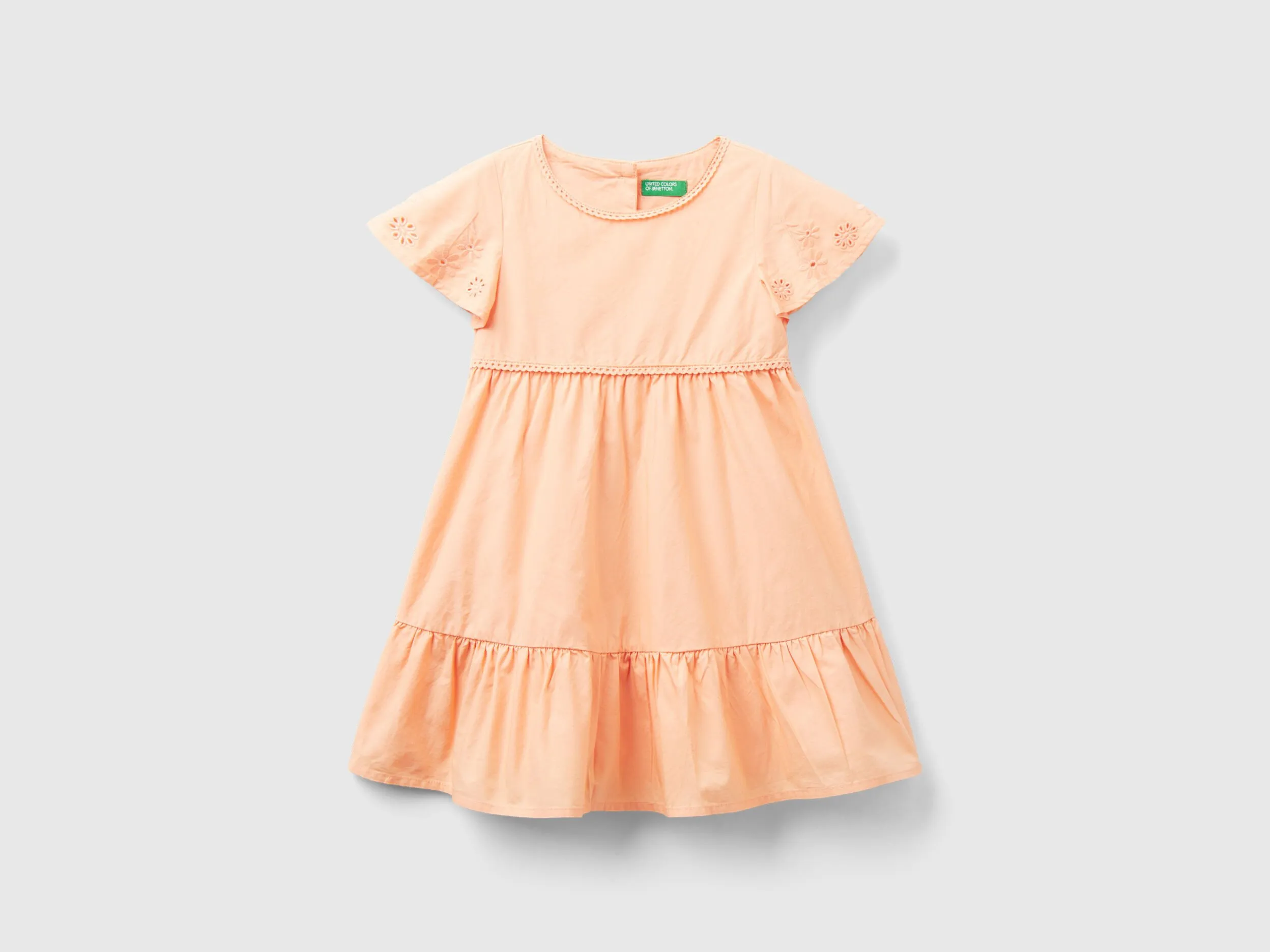 Vestido con bordados y volante