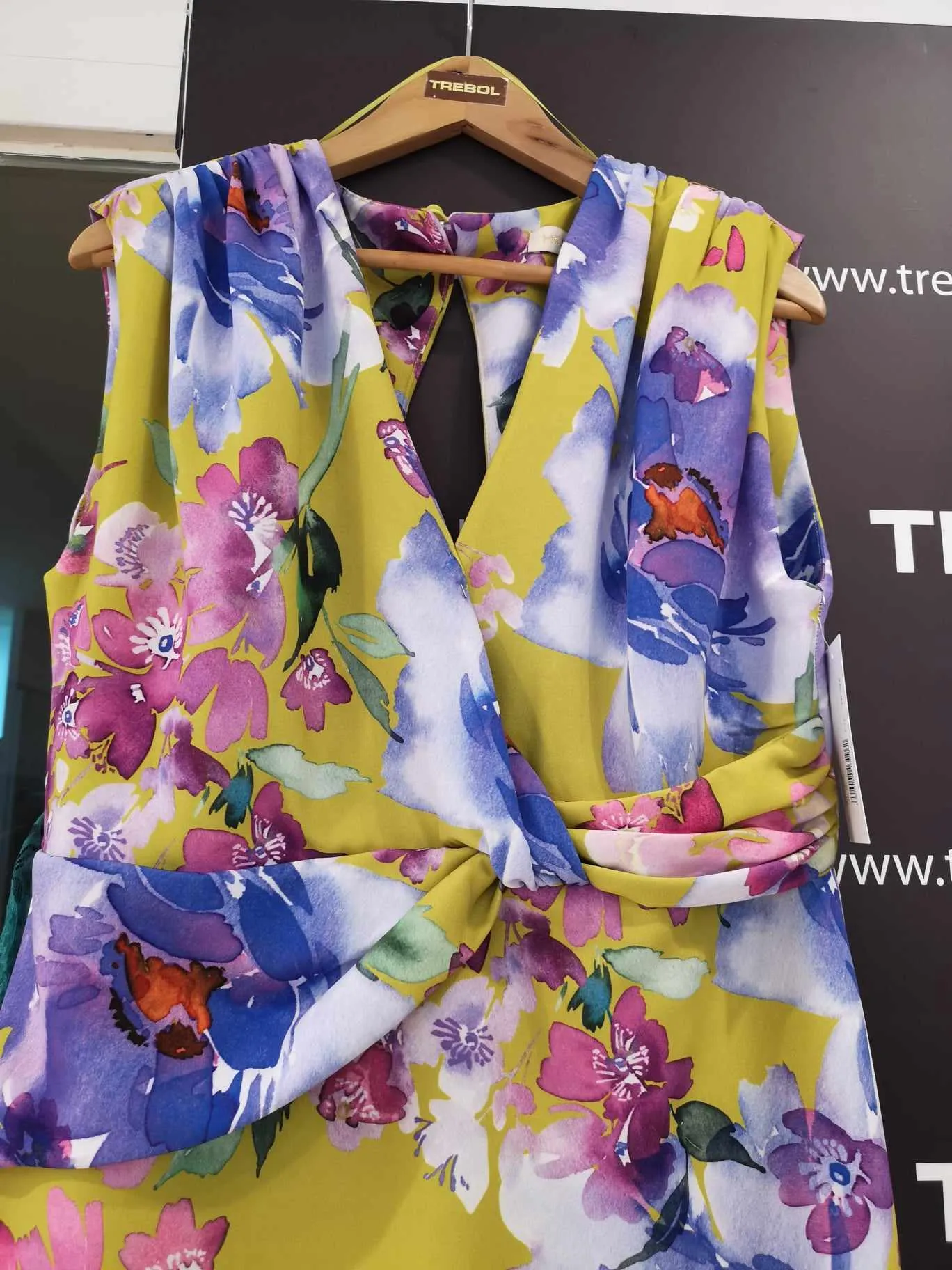 Vestido con hombreras
