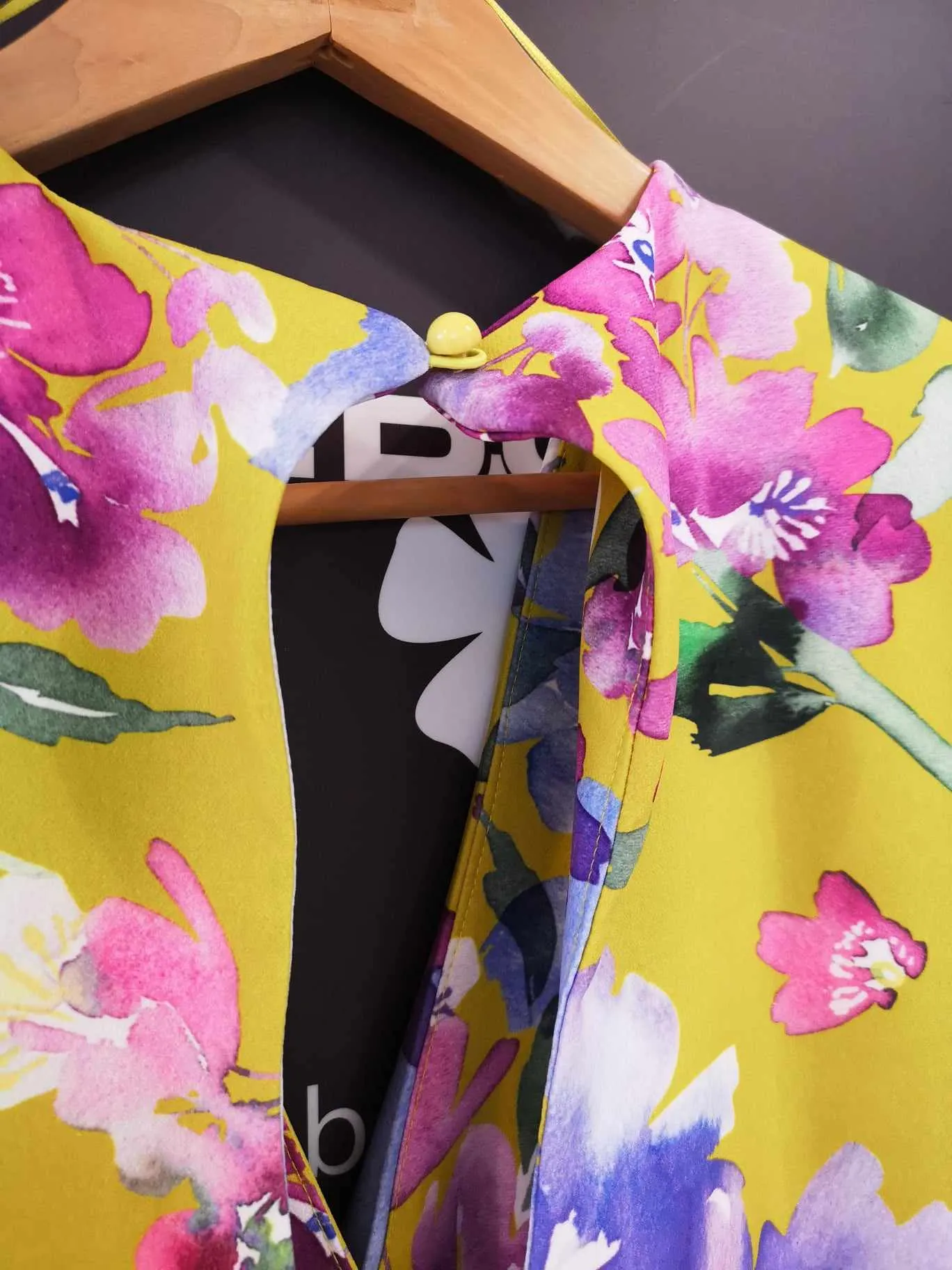 Vestido con hombreras