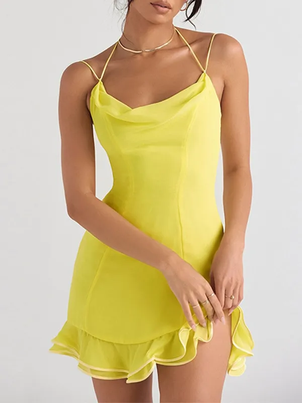 Vestido con volantes y espalda abierta con cuello halter