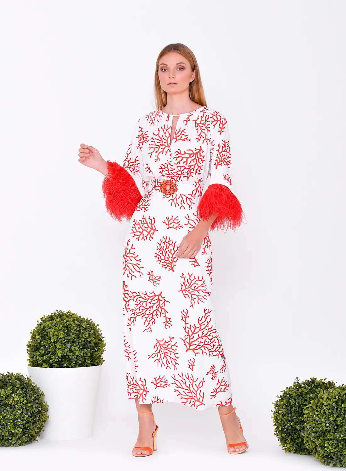 Vestido eventos con detalle plumas