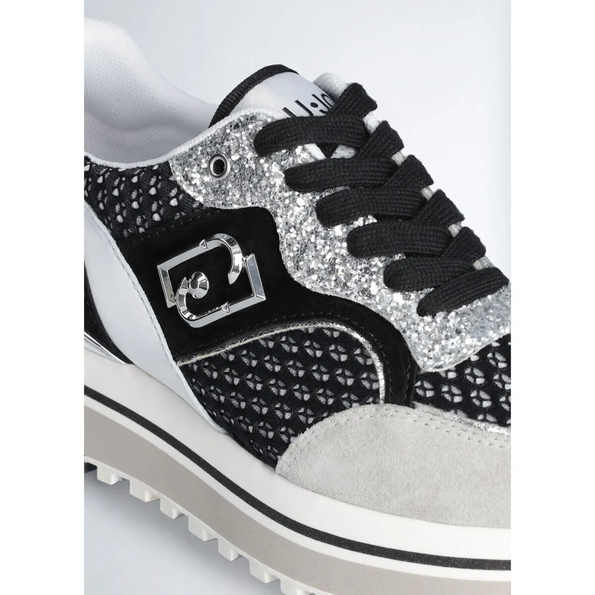 Zapatillas con plataforma y detalle calado