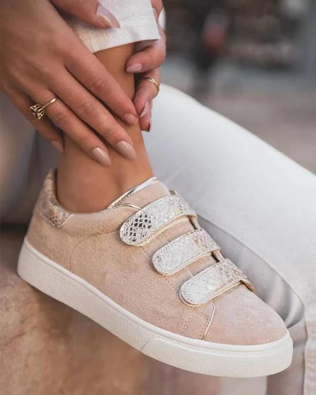 Zapatillas de mujer doradas y beige con cierre de velcro - CL37 BEIGE