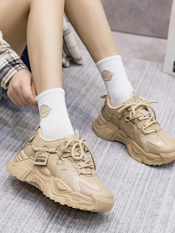 Zapatillas gruesas con detalle de logotipo