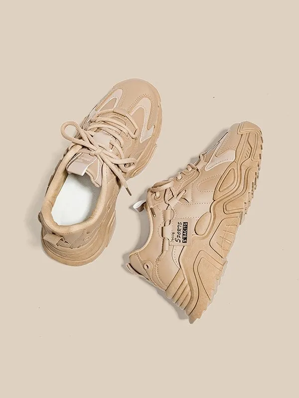 Zapatillas gruesas con detalle de logotipo
