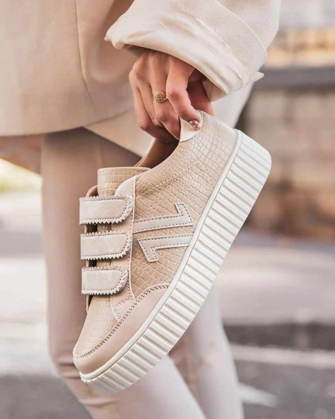 Zapatillas para mujer color beige con suela gruesa y cierre de velcro estilo creepers - CL73 SNAKE