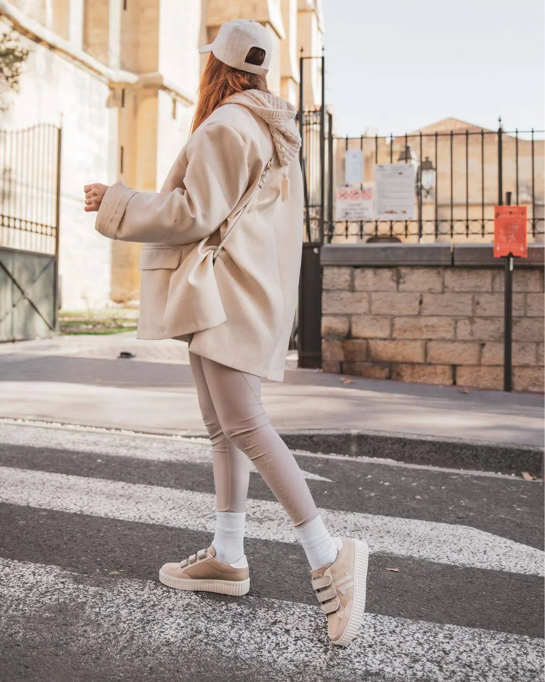 Zapatillas para mujer color beige con suela gruesa y cierre de velcro estilo creepers - CL73 SNAKE