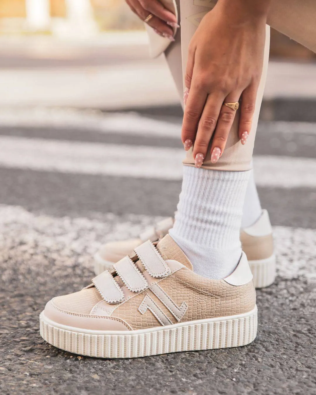 Zapatillas para mujer color beige con suela gruesa y cierre de velcro estilo creepers - CL73 SNAKE