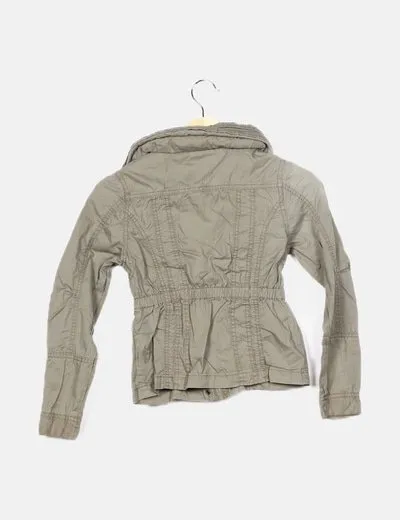 Zara Chaqueta verde detalle bolsillos